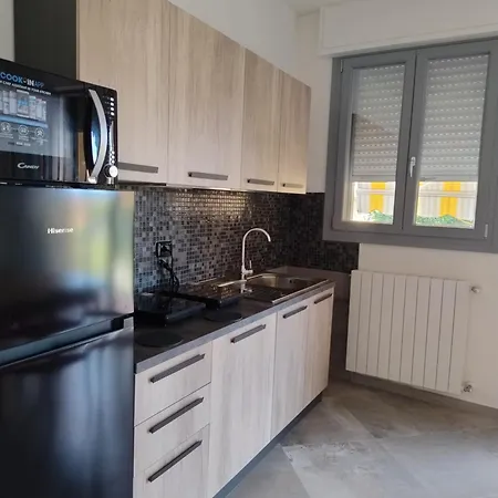 5 Terre Italian Delight Black Apartment