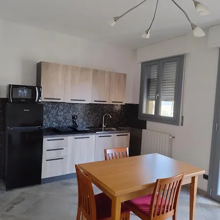 5 Terre Italian Delight Black Apartment *